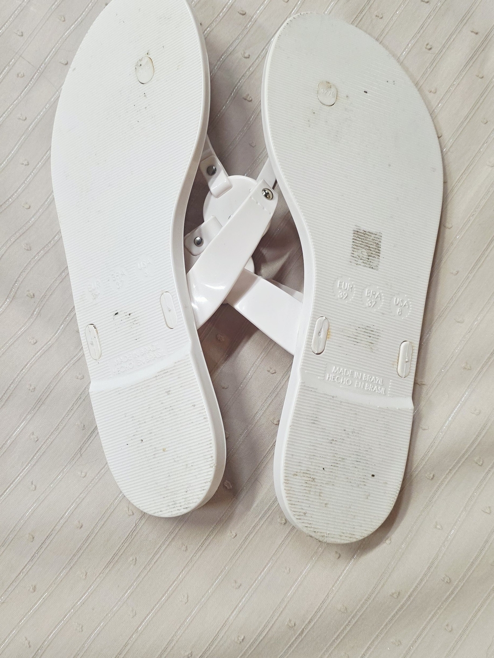kate spade white jelly thong sandals with spade medallion - Picture 4 of 5
